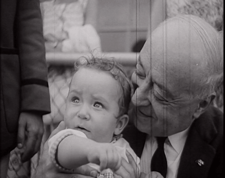 AA916-Stars-Entertain-Orphans-01