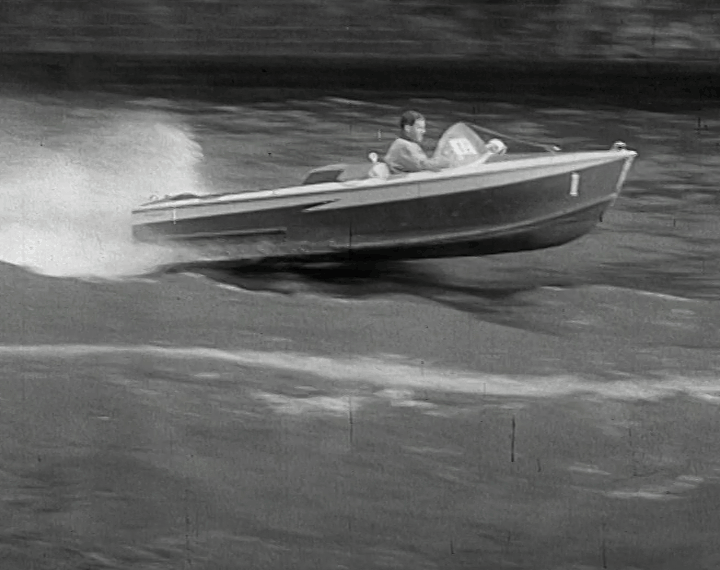 mv274aa_E21.4_Thrills For Dubliners Speedboats On Liffey