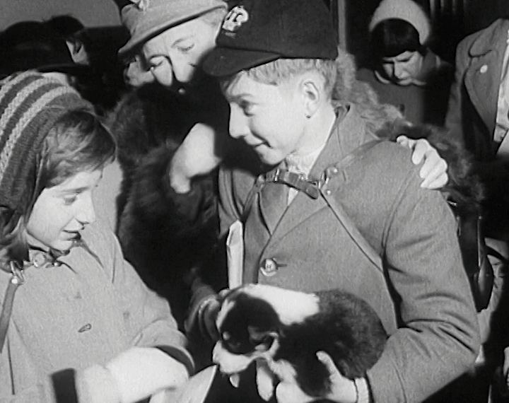 mv279aa_E81.2_Scholarship Children Home From Gaeltacht