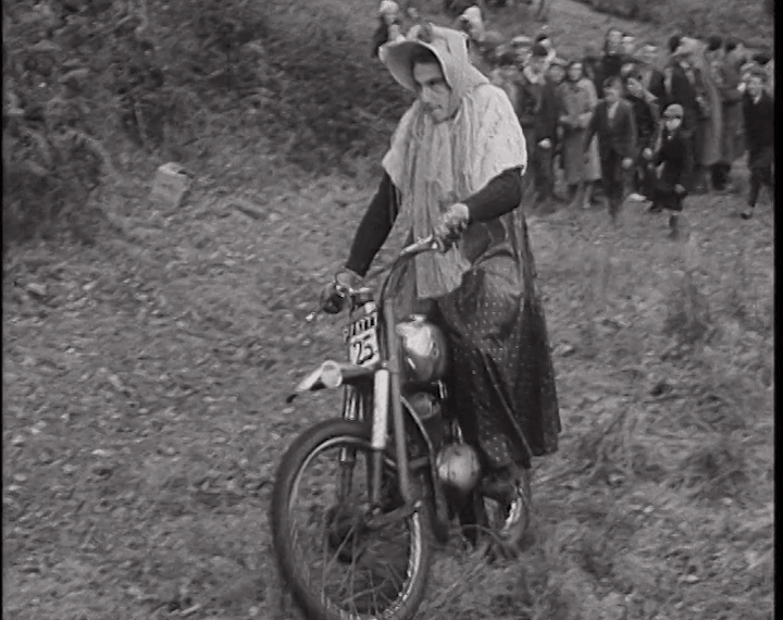 mv292aa_E135.2-Fancy Dress Motor Bike Event.mp4