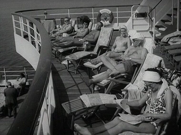 mv300aa_E218.1_Luxury Liner at Dun Laoghaire